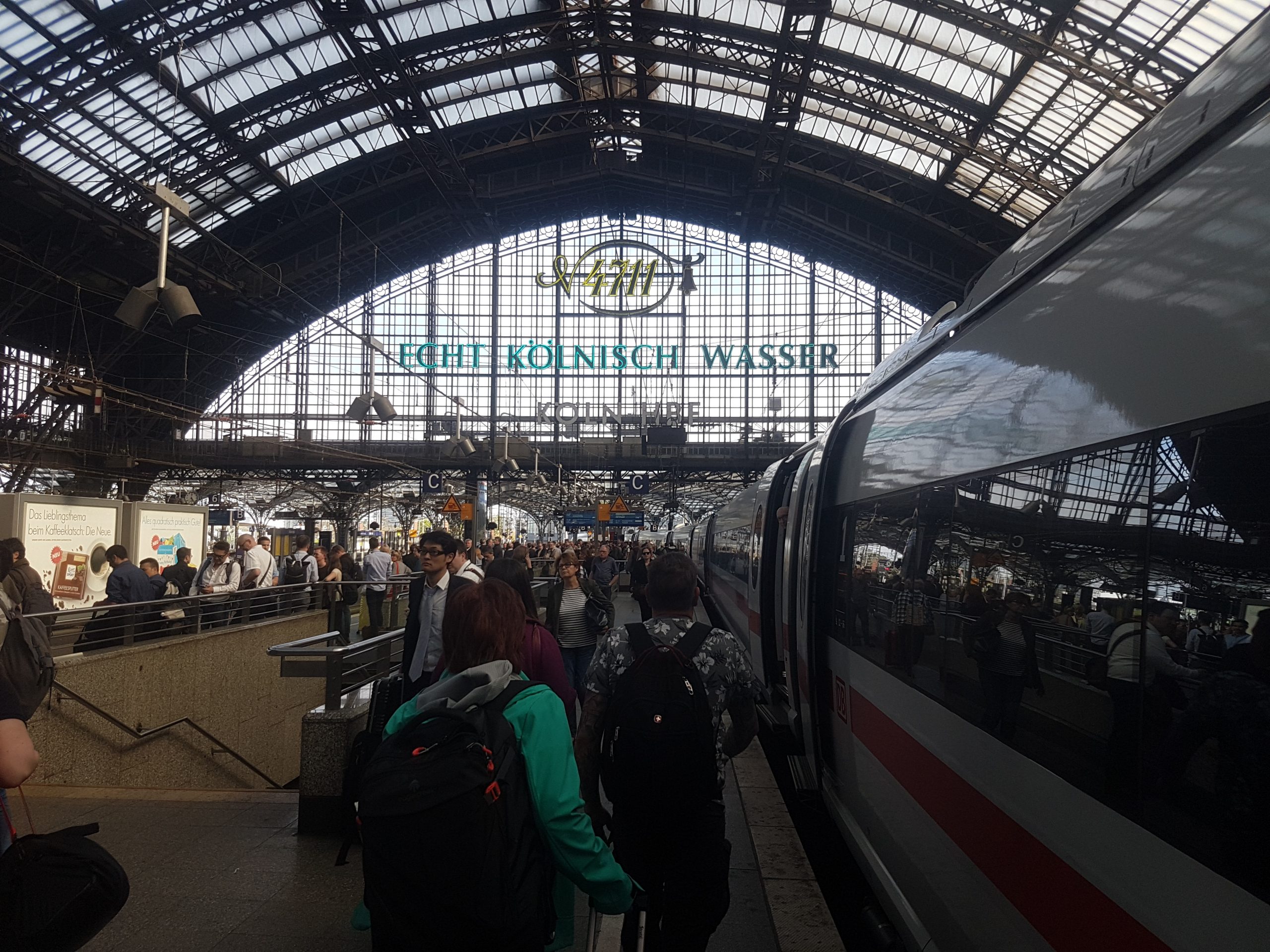 Ein ICE auf Gleis 7 im Kölner Hauptbahnhof